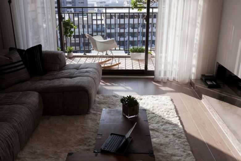 Гостиная с балконом: совмещенные и обособленные варианты