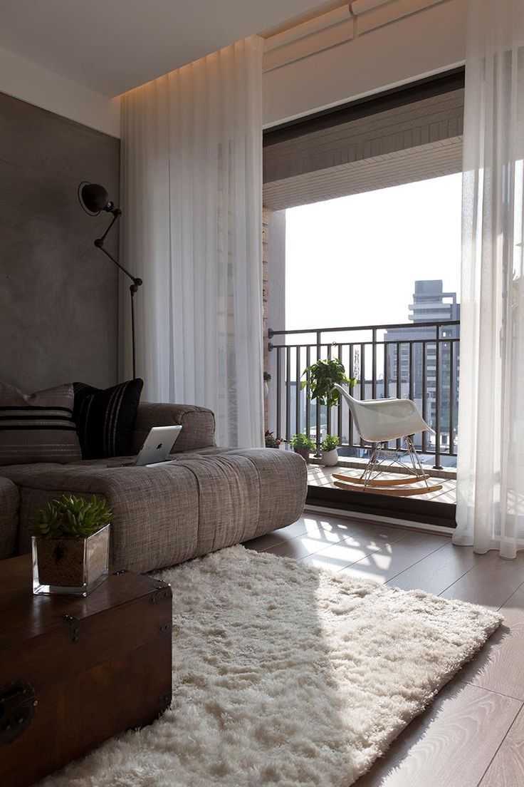 Гостиная с балконом: совмещенные и обособленные варианты