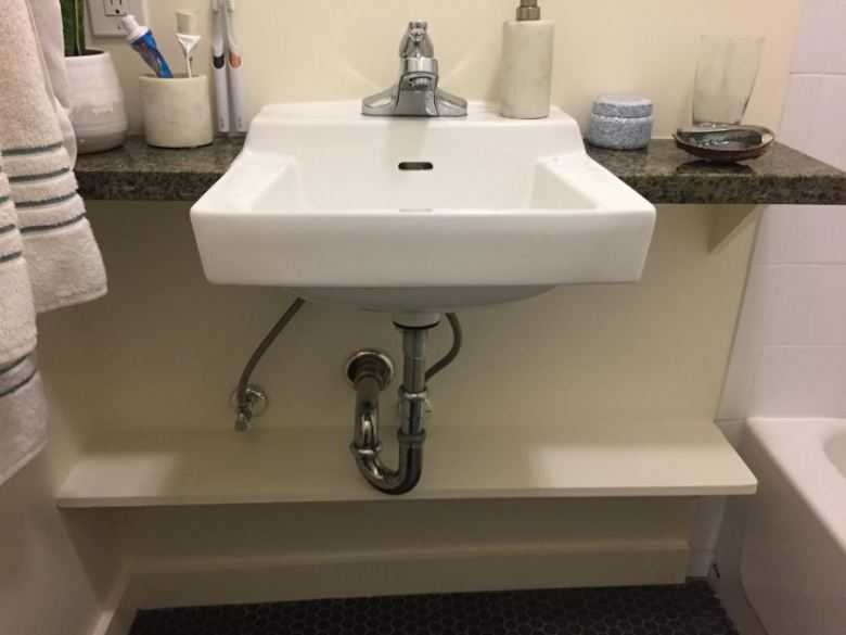 Как скрыть трубы в ванной комнате?