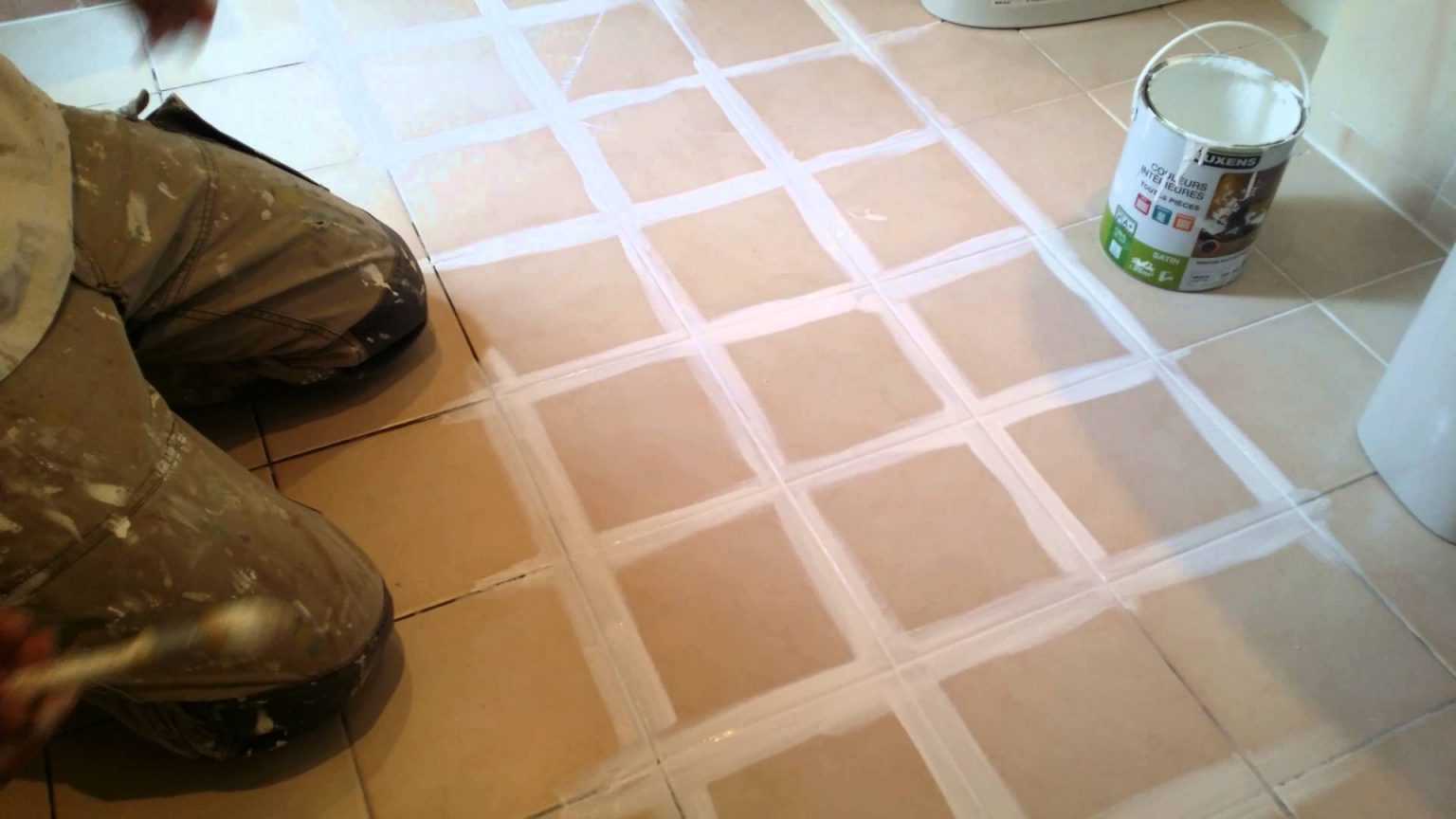Чем можно покрыть плитку. Краска для керамической плитки на полу. Краска для напольной плитки в ванной. Краска для кафельного пола в ванной. Покрасить плитку на полу.