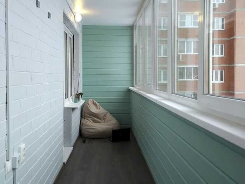 Чем и как самостоятельно покрасить кирпичную стену на балконе. Чем обработать кирпич на балконе?