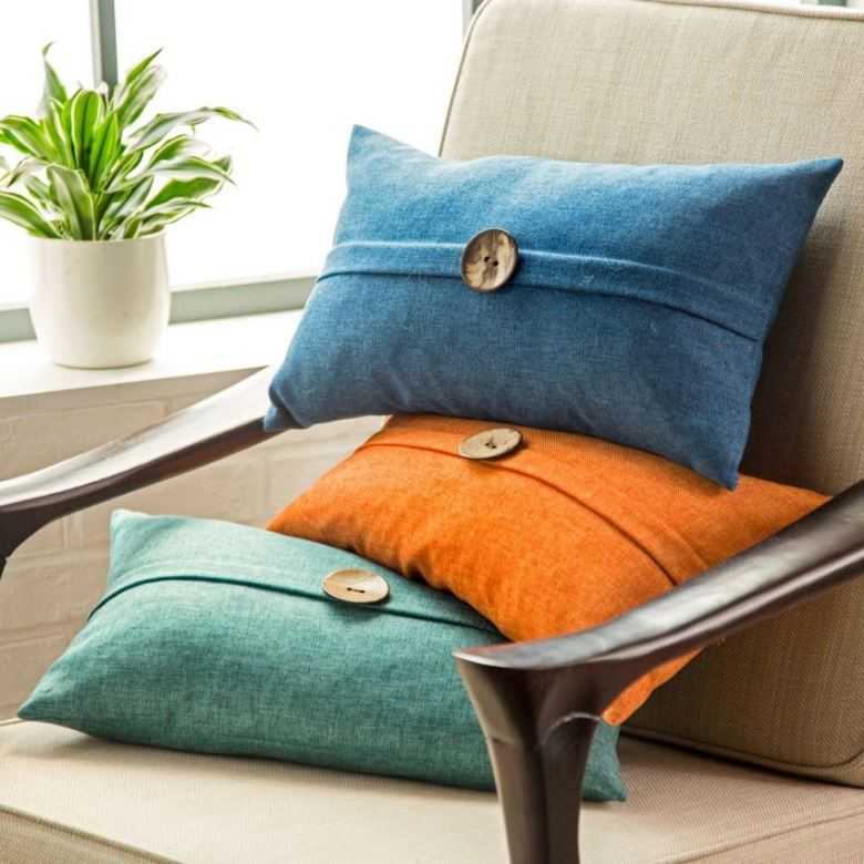 Декоративные диванные подушки своими руками: 25+ вариантов