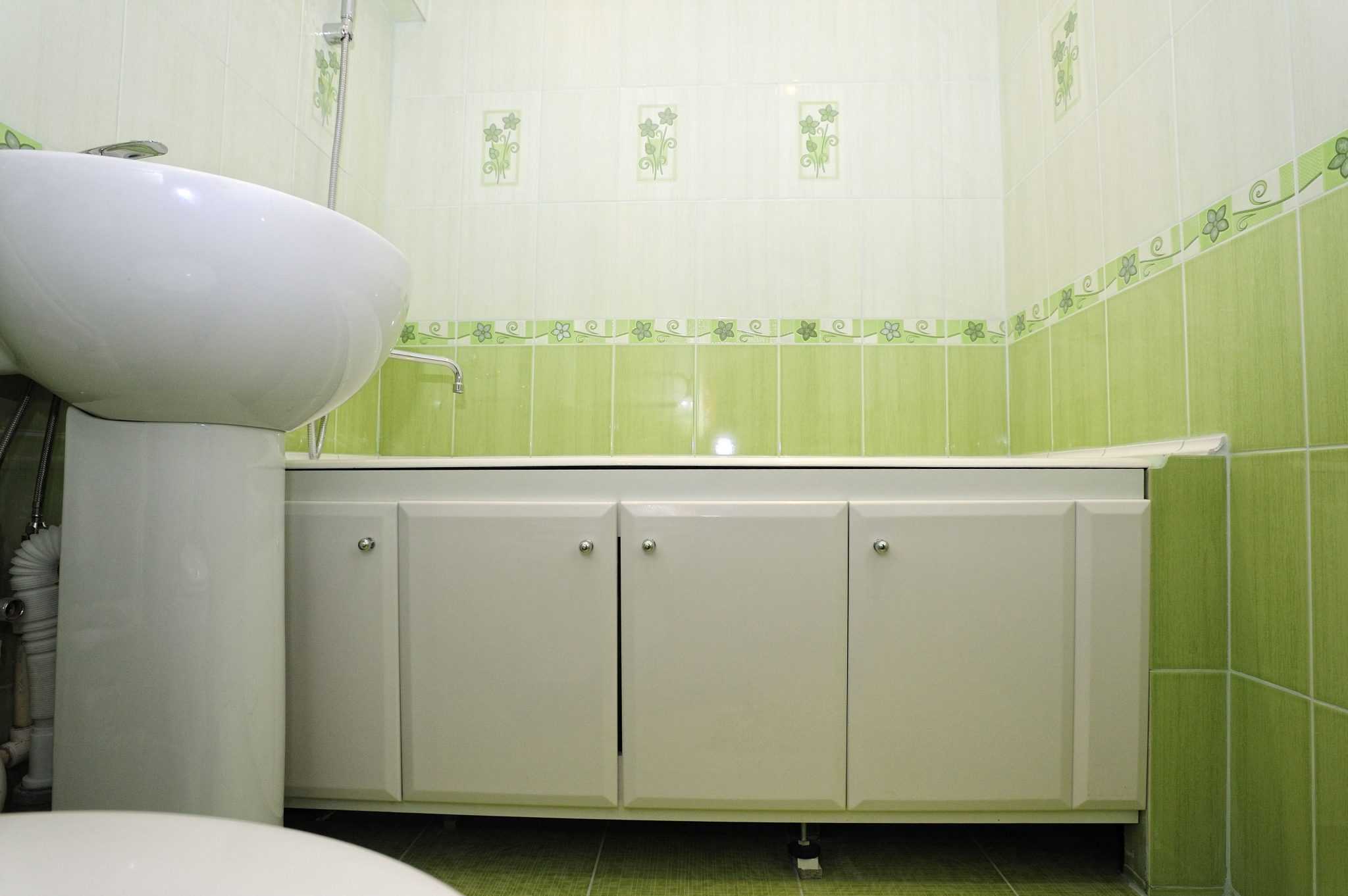 Мдф панели для ванной комнаты. Пластиковые панели для ванной. Отделка ванны пластиковыми панелями. Экран для ванной ПВХ. Пластиковая панель под ванну.